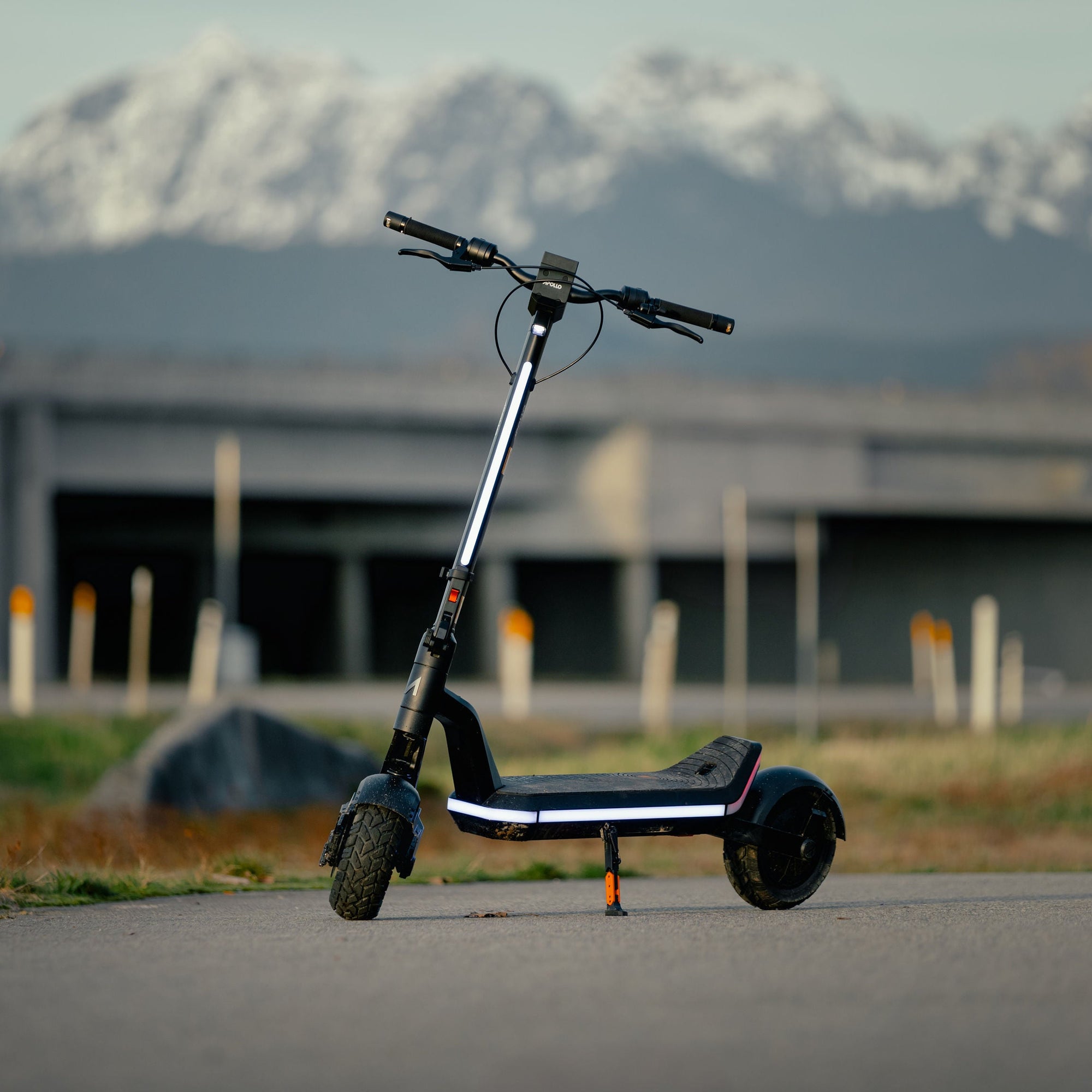Apollo Phantom 2.0 52V in front of a mountain