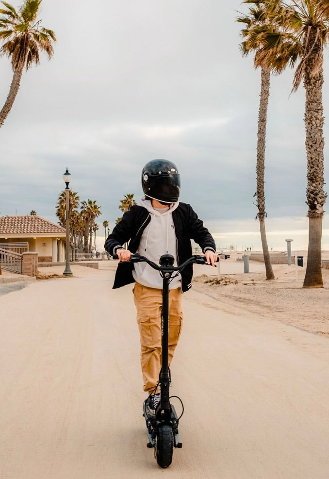 https://apolloscooters.co/cdn/shop/articles/Facebook_photo_2_01501c22-a270-4131-9202-21705774ba76.jpg?v=1717655645&width=2048